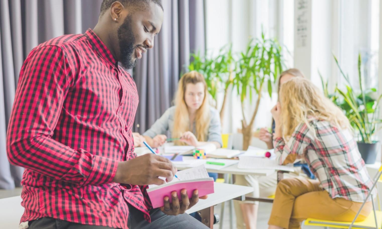 Profesionales trabajando en análisis financiero y presupuestario