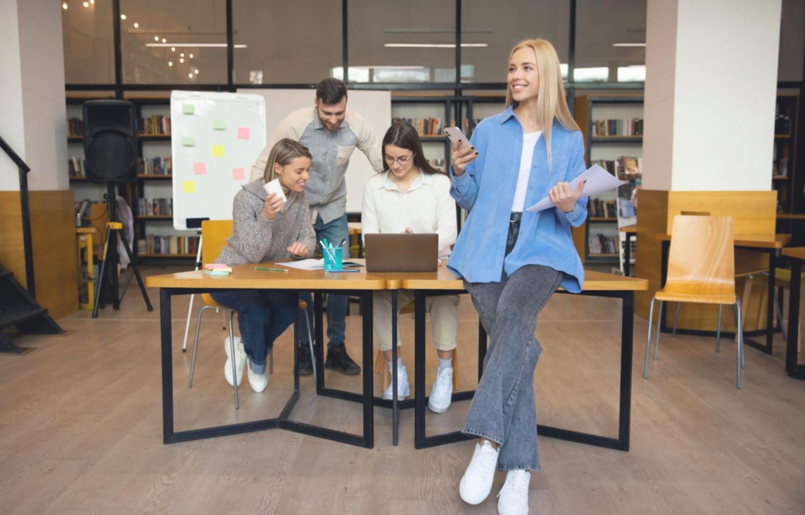 Equipo de profesionales analizando datos financieros y presupuestos empresariales